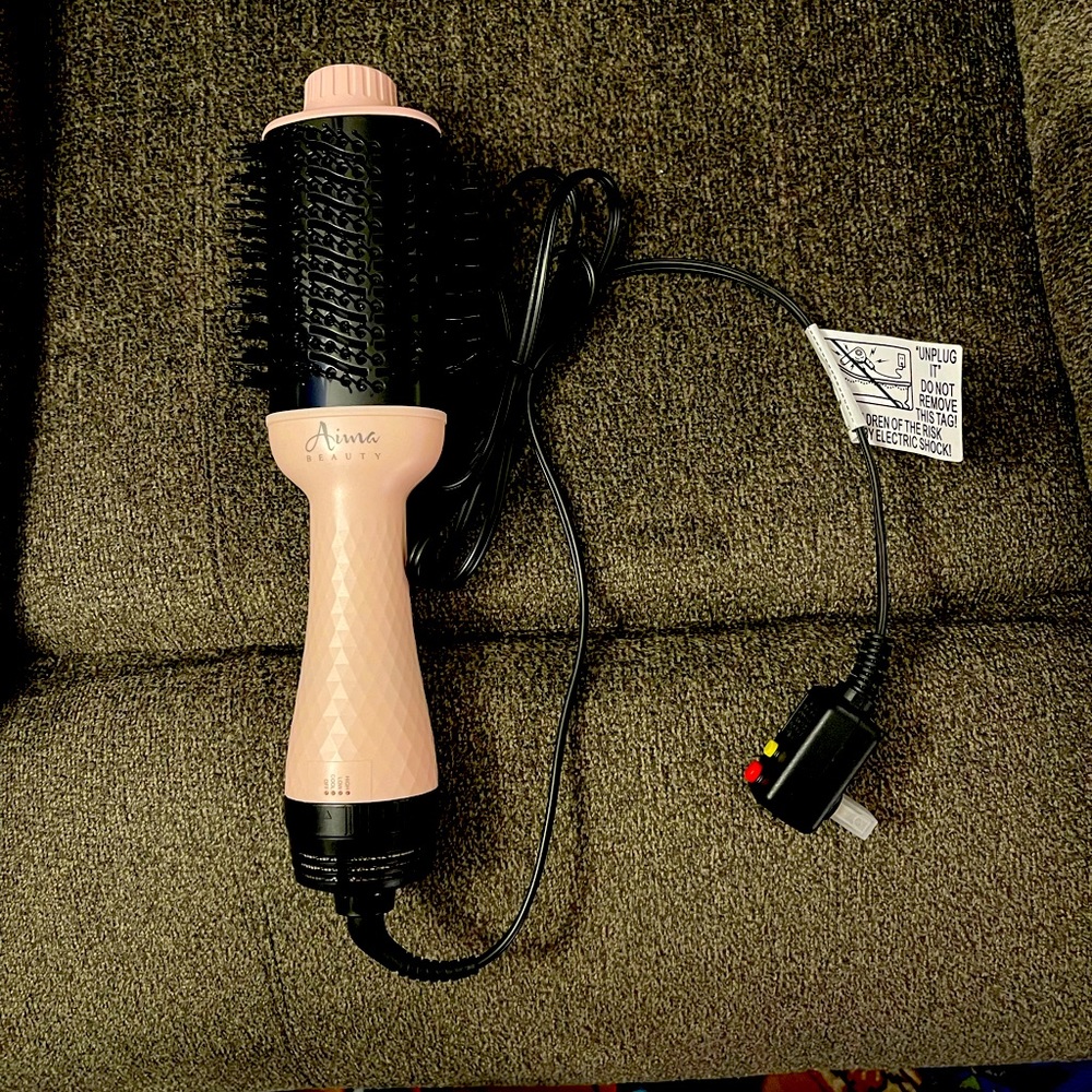 Aima Beauty oval hot air brush/volumizer, NWOT